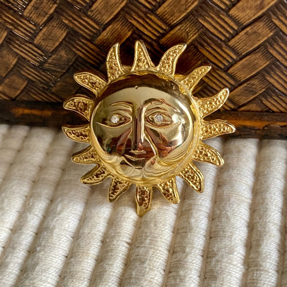 VINTAGE TEXTURED GOLD SUN FACE BROOCH PIN WITH DIAMOND EYES